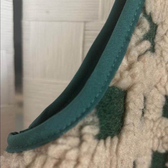 Women's Sherpa Grid Zip Vest - Beige with Dark Green Trim - Picture 8 of 9